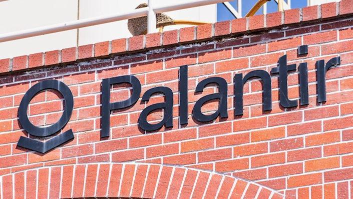 Palantir Stock Plunges As Earnings Miss, Revenue Outlook Edges By Estimates