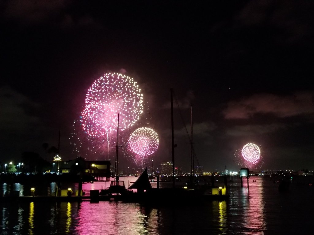 7 月 4 日圣地亚哥湾大湾热潮！