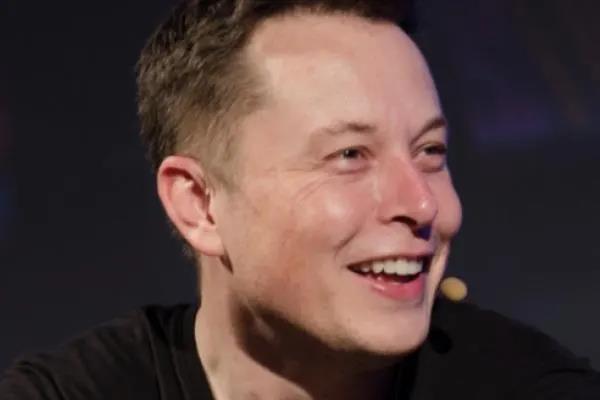 イーロン・マスクは「物理的なもの」への投資を推奨しています