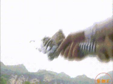 Zhou Zhiruo breaking the Heaven Reliant Sword with the Dragon Slaying Saber to get the secret kungfu
