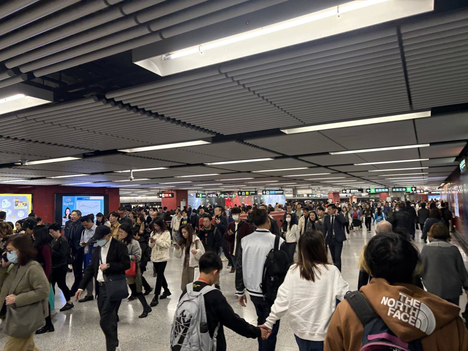 $HongkongLand USD (H78.SG)$ 6 visited Central where Landmark Mall is located. look at the crowd! i think the location and footfall is good. just waiting for Chi...