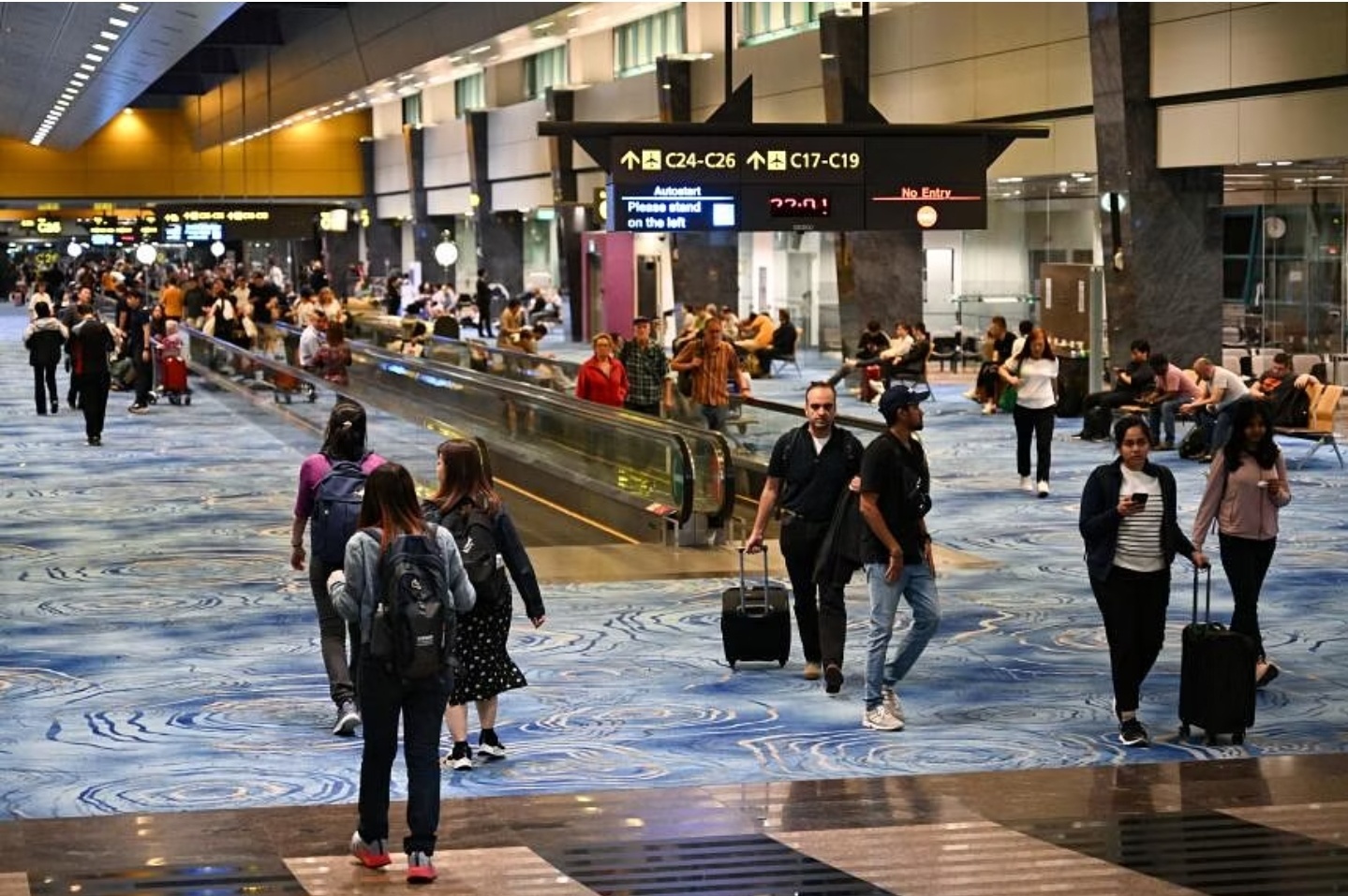 $新加坡航空公司 (C6L.SG)$ :  新加坡——樟宜机场在2024年上半年接待了33.01万名乘客，占2019年同期客运量记录的99.3％，当时有3323万名乘客流量。  根据运营商樟宜机场集团（CAG）7月26日发布的最新数据，这是自2020年Covid-19袭击以来有史以来上半年此类航班的最高记录。  该机场...