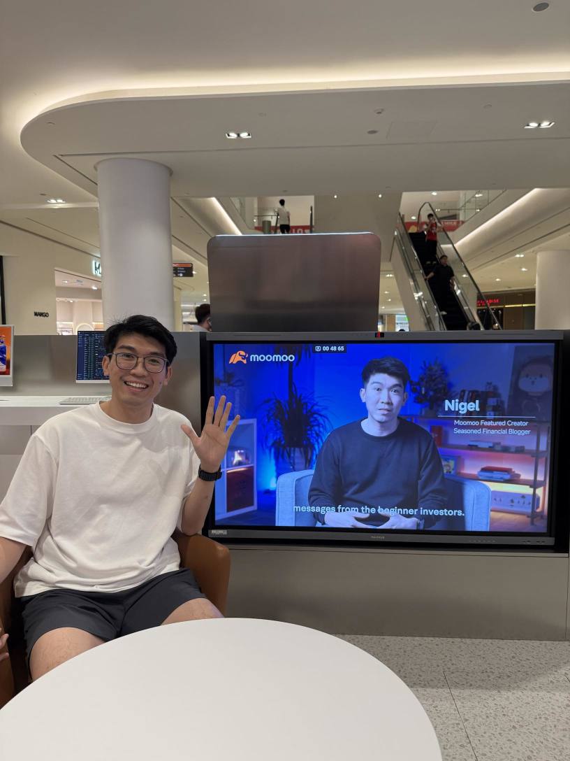 I Didn't Expect to Run Into Myself at a moomoo Store