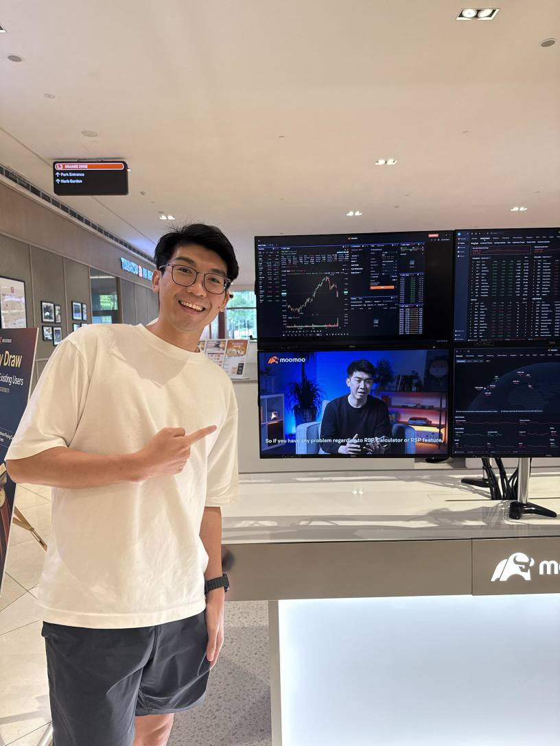 I Didn't Expect to Run Into Myself at a moomoo Store
