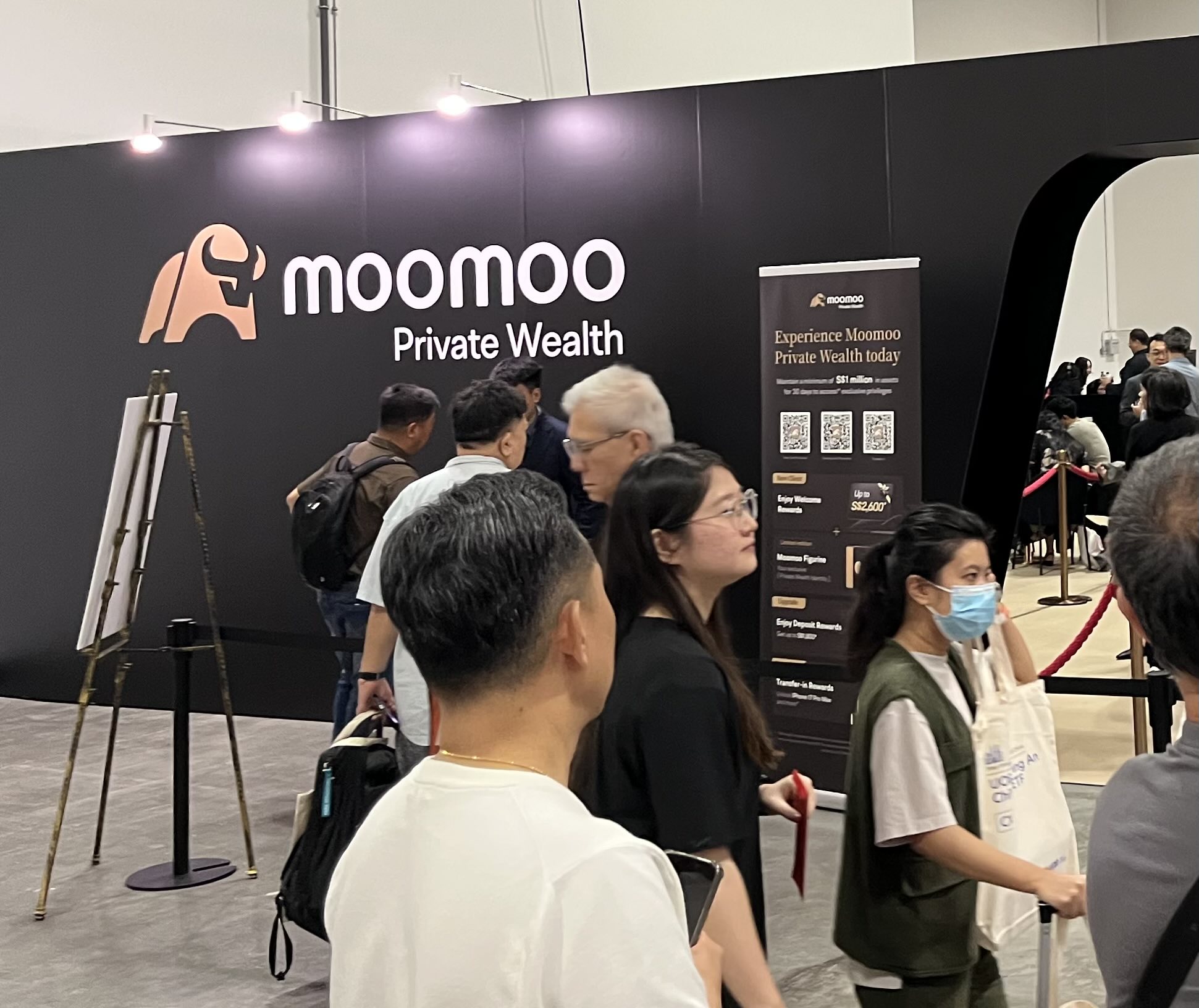 2026年7月18日，我前往濱海灣金沙會展中心。原本預計人潮擁擠、場地侷促，但展廳的寬敞程度讓我驚喜不已——儘管部分展位前仍排着長隊，但四周仍有充足的空間可供走動。 首先要做的當然是找到禮品袋領取處，儘管大廳中央的大獎——一輛汽車——立刻吸引了所有人的目光。手提袋由一種……