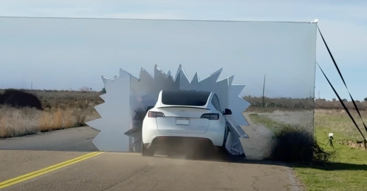 Tesla Autopilot drives into Wile E Coyote fake road wall in camera vs lidar test