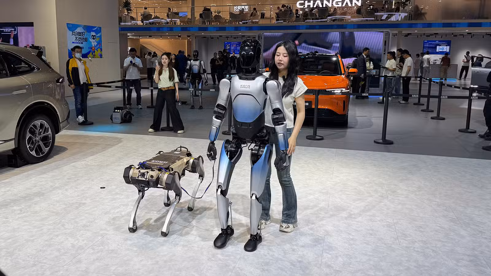 Humanoid robot and robot dog on display at the Changan booth at the Shanghai Auto Show. CnEVPost.