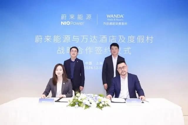 $蔚来 (NIO.US)$ 万达酒店度假村与NIO携手合作，打造一站式“酒店+旅行”服务。 2024年12月4日，万达酒店度假村与蔚来能源在蔚来之家|上海塔架签署了战略合作协议。此次合作旨在将高端酒店住宿体验与高性能智能电动车的便捷出行结合起来，围绕绿色出行、新能源制造行业布局等展开深度合作，并为新能源用户提供更便捷的...