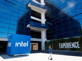 💥 Intel Returns to Profit — But the Real Challenge Has Just Begun