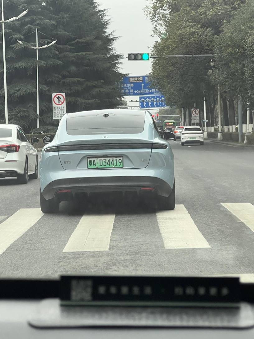 在桂陽路看到2輛蔚來車！