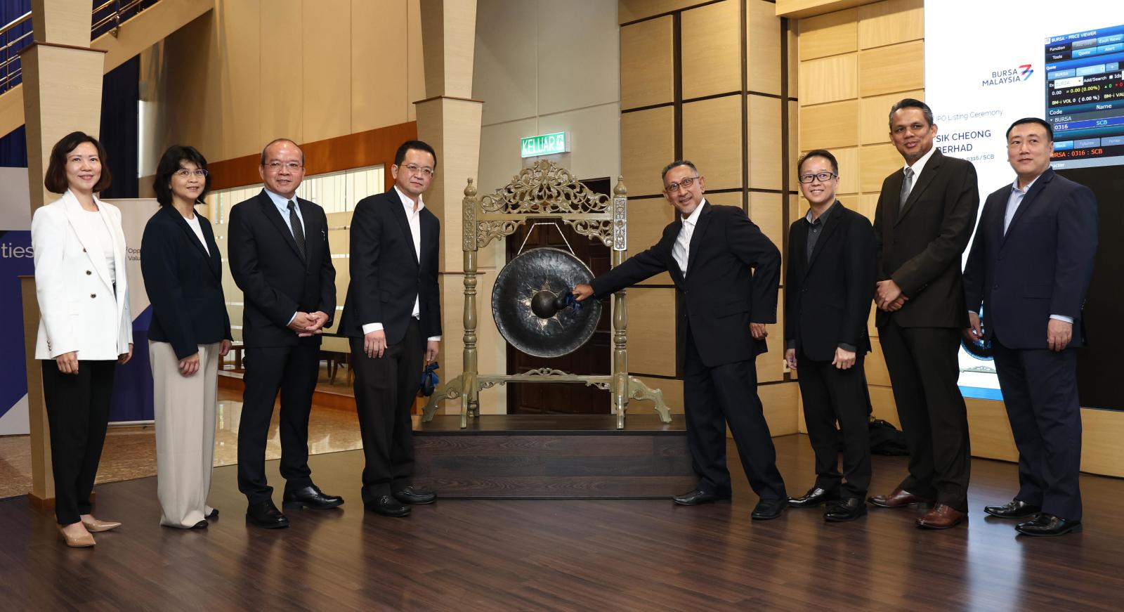 Guo Yiling (from left), Guo Xiuyun, Huang Xinglong, Huang Xingye, Adulasa, Tong Guibin, Sha Li, and Xie Wenjin attended the gong ringing ceremony to witness the launch of the Cechang listing.