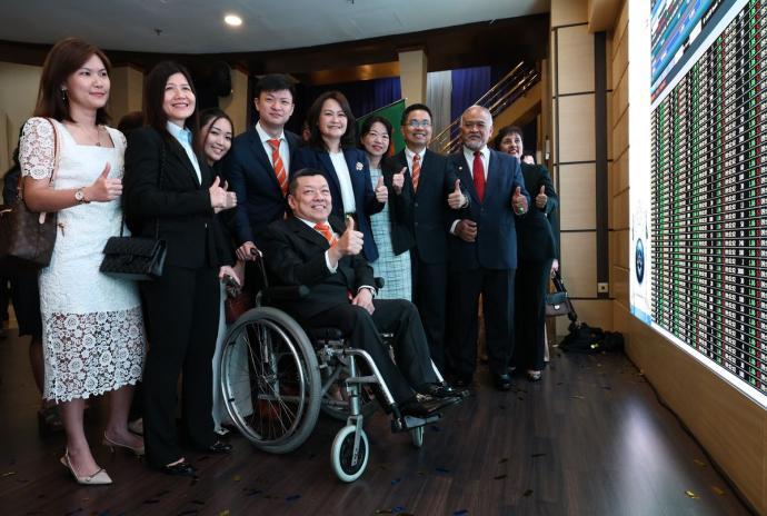 Li Lianghua (front) and Huang Liting (rear left five), a couple, along with a group of company directors and executives, raised their thumbs to take a photo to celebrate the first day of 99 Speed Mart's listing price.