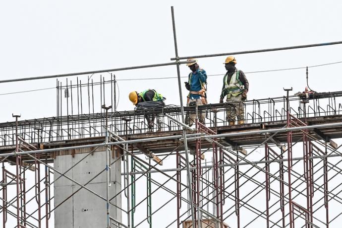 外勞在建築工地工作。馬新社