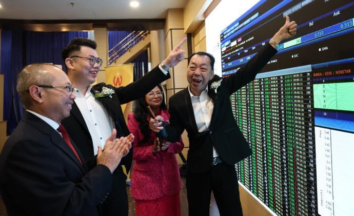 VStar Capital achieved outstanding results in its listing, with Adiwahab (left) offering congratulations, while Chai Man Fung (left second), Loretta, and Chai Yock Seng are all smiles.