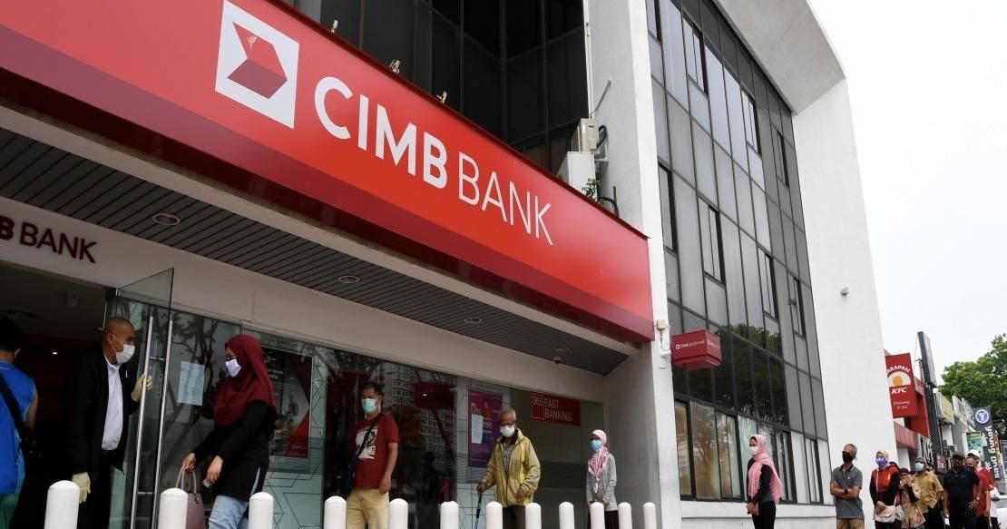 （吉隆坡26日訊）聯昌國際 $CIMB (1023.MY)$傳出正參與競標滙豐控股（HSBC）在印尼的零售銀行業務資產，成爲亞洲多家大型銀行爭奪東盟最大經濟體市場版圖的最新動向。 彭博援引據知情人士報道，參與競標的銀行，還包括新加坡的星展集團 $星展集團控股 (D05.SG)$ 、華僑銀行 $華僑銀行 (O39.SG)$ 、大華銀行 $大華銀行 (U11.SG)$ ，以及日本的三井住友金融集團（SMFG）。 由於討論仍屬私人性質，相關人士要求匿名。 消息指出，滙豐正與顧問合作，研究出售其印尼消費者銀行業務的可能性。 該項交易估值或超過2億美元（約341.4億令吉），具約束力的競標預計將在3月中截止。 滙豐此前表示，正對其在澳洲、印尼及埃及的零售銀行業務進行鍼對性的戰略檢討，但尚未作出最終決定。 自2024年上任以來，滙豐總執行長喬治·埃爾赫德里推動大規模重組，包括精簡管理層級、裁減數千職位，並將集團重組爲四大業務部門，同時退出部分非核心業務。 目前，星展、大華銀行、華僑銀行及三井住友金融集團均拒絕置評；聯昌國際未即時回應媒體查詢；滙豐發言人則拒絕就印尼...