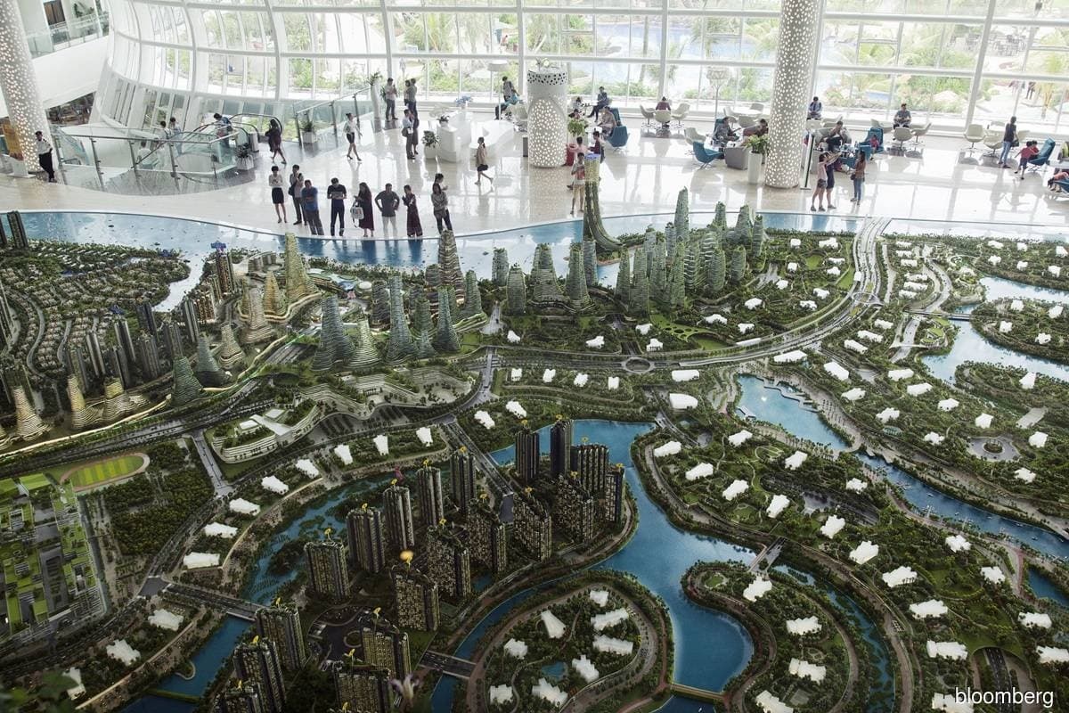 森林城市建在新加坡附近的陆地上，新加坡通过桥与柔佛相连