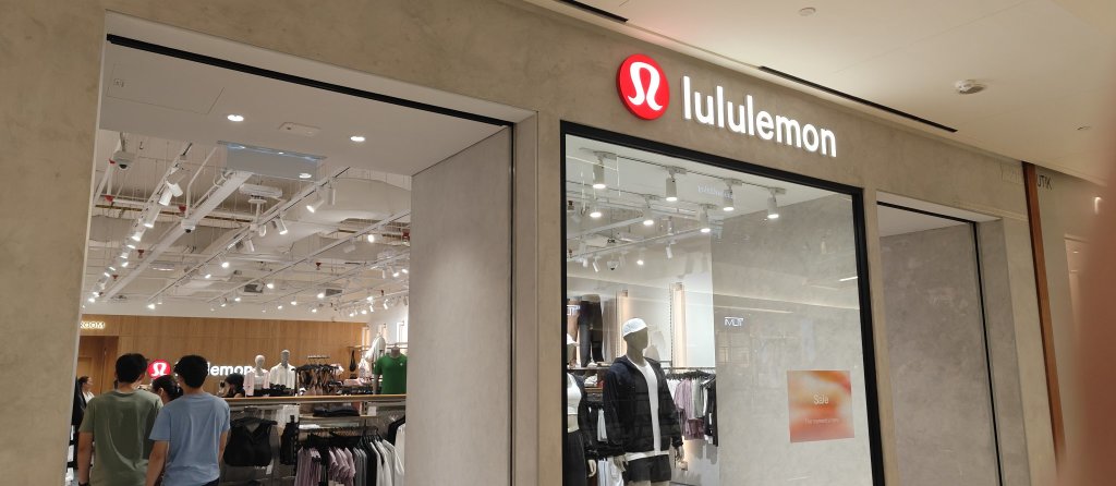 Lululemon at KL Megamall. Looks like only the Americans and Canadians cannot afford Lululemon but not the rest of the 🌎