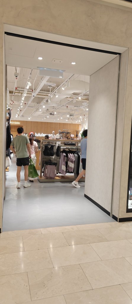 Lululemon at KL Megamall. Looks like only the Americans and Canadians cannot afford Lululemon but not the rest of the 🌎