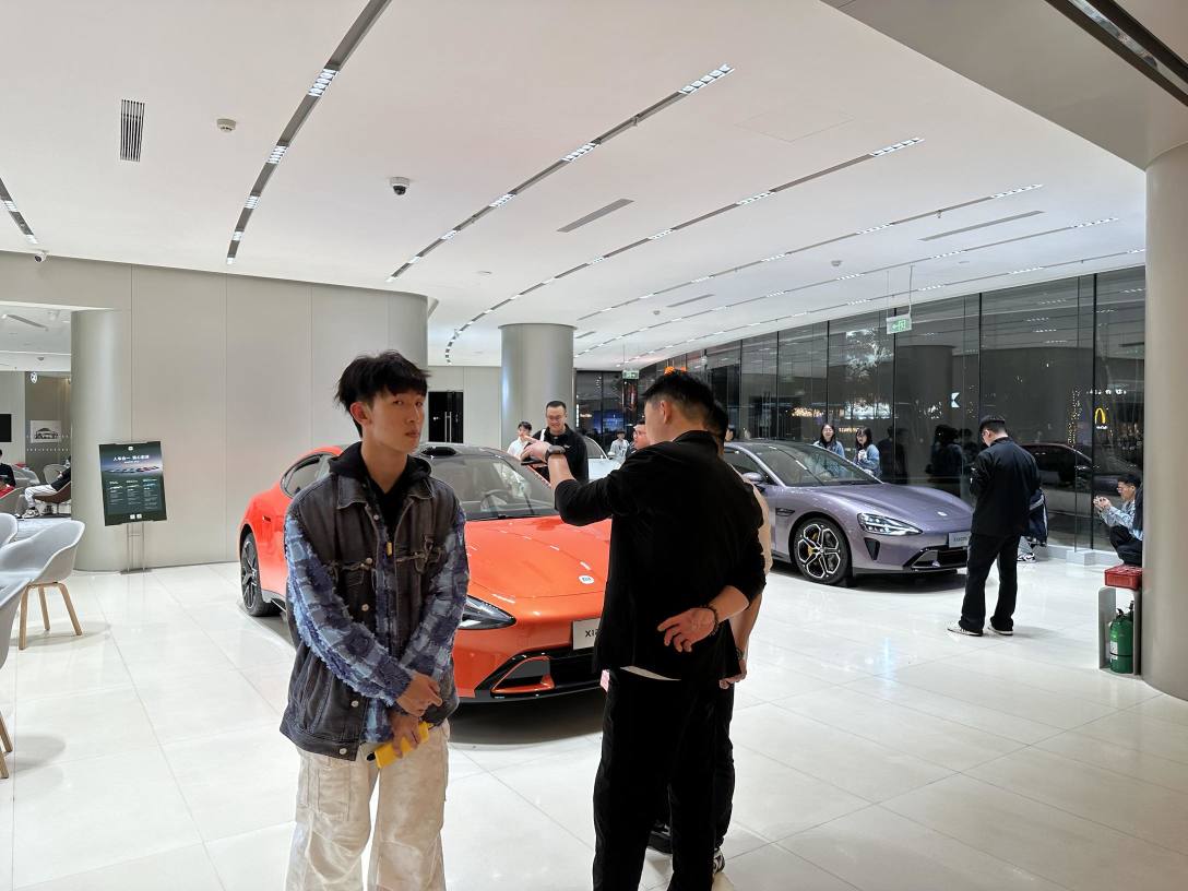 NIO showroom vs Xiaomi showroom