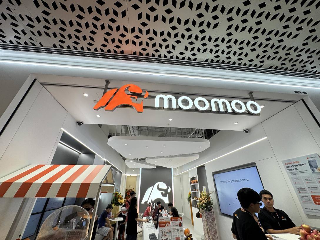 Congratulations on the opening of moomoo's physical store.