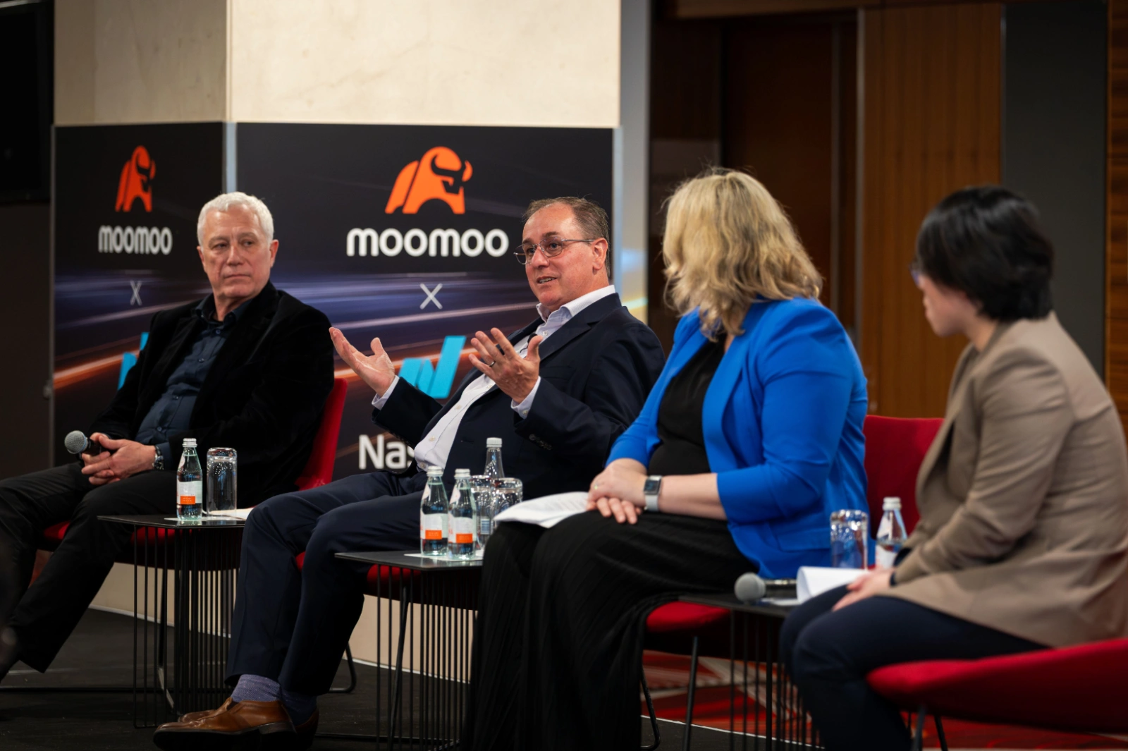 เมื่อไม่นานมานี้ เราได้จัดงาน Moomoo x Nasdaq Investor Day ครั้งแรกขึ้น ซึ่งเป็นวันที่เต็มไปด้วยความรู้และพลังงานดีๆ อย่างมาก! ผู้คนมาร่วมงานกันจนเต็มพื้นที่ โดยความกระตือรือร้นของเหล่านักลงทุนนั้นยอดเยี่ยมเกินกว่าที่เราคาดไว้เสียอีก ผู้เข้าร่วมงานได้รับโอกาสที่หาได้ยากในการพูดคุยเจาะลึกแบบตัวต่อตัวกับหัวหน้านักเศรษฐศาสตร์จาก Nasdaq รวมถึงผู้เชี่ยวชาญด้านตลาดและนักลงทุนท่านอื่นๆ ขอขอบคุณลูกค้าทุกท่านที่มาร่วมงานกับเราด้วยตัวเองและทำให้งานนี้เกิดขึ้นได้ สำหรับใครที่พลาดโอกาสนี้ไป...
