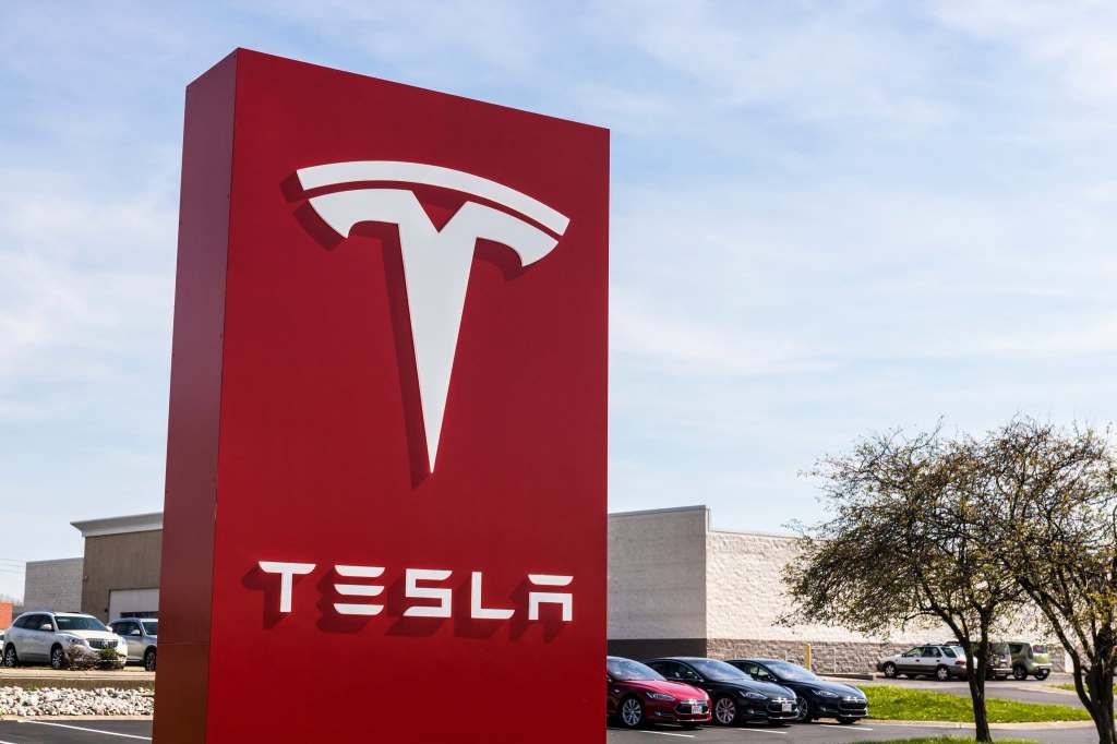 🚗 TESLA ร่วงหนัก ~6% หลังงาน CYBERCAB — เกิดอะไรขึ้นกันแน่?