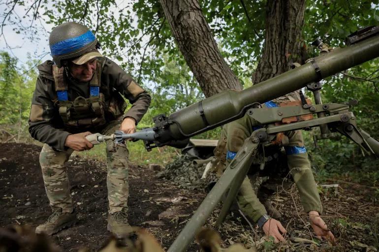 Ukrainian soldiers on the front line near Chashiv Yar