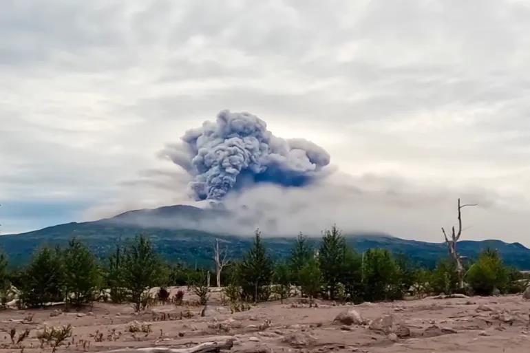 ロシアのシベルチ火山、7.0の強い地震後に噴火